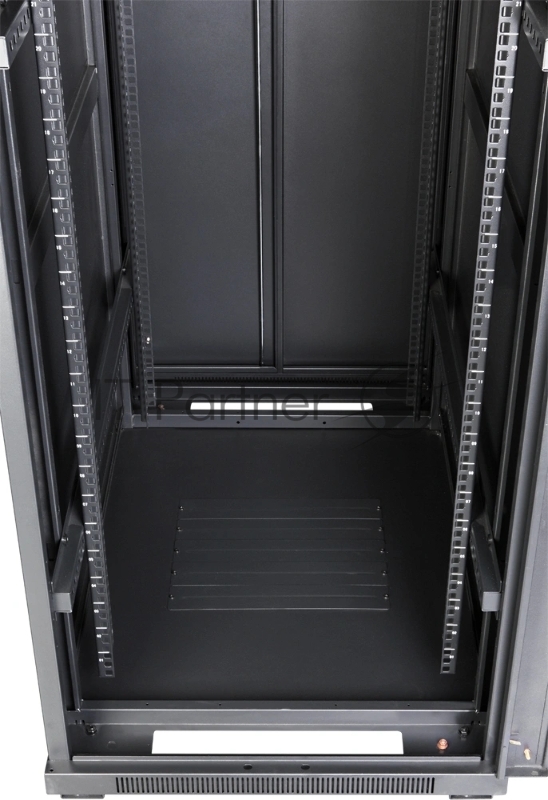 Шкаф серверный Lanmaster (TWT-CBB-32U-6X6-P1) напольный 32U 600x600мм пер.дв.перфор. задн.дв.перфор.2-хст. 800кг черный