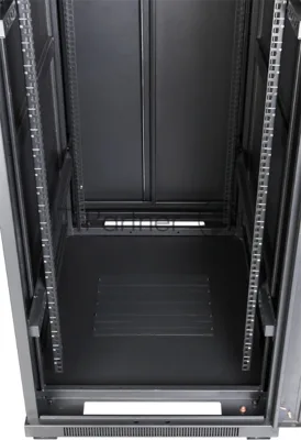 Шкаф серверный Lanmaster (TWT-CBB-32U-6X6-P1) напольный 32U 600x600мм пер.дв.перфор. задн.дв.перфор.2-хст. 800кг черный