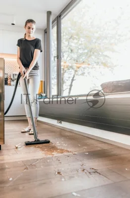 Строительный пылесос Karcher WD 2 Plus V-12/4/18 1000Вт (уборка: сухая/влажная/выдув/сбор воды) желтый