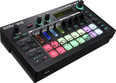 Компактный 4-трековый грувбокс ROLAND [MC-101] с ZEN-Core генератором, 16 пэдами, лупером, секвенсором на 64 шага, эффектами, работает от батареек.