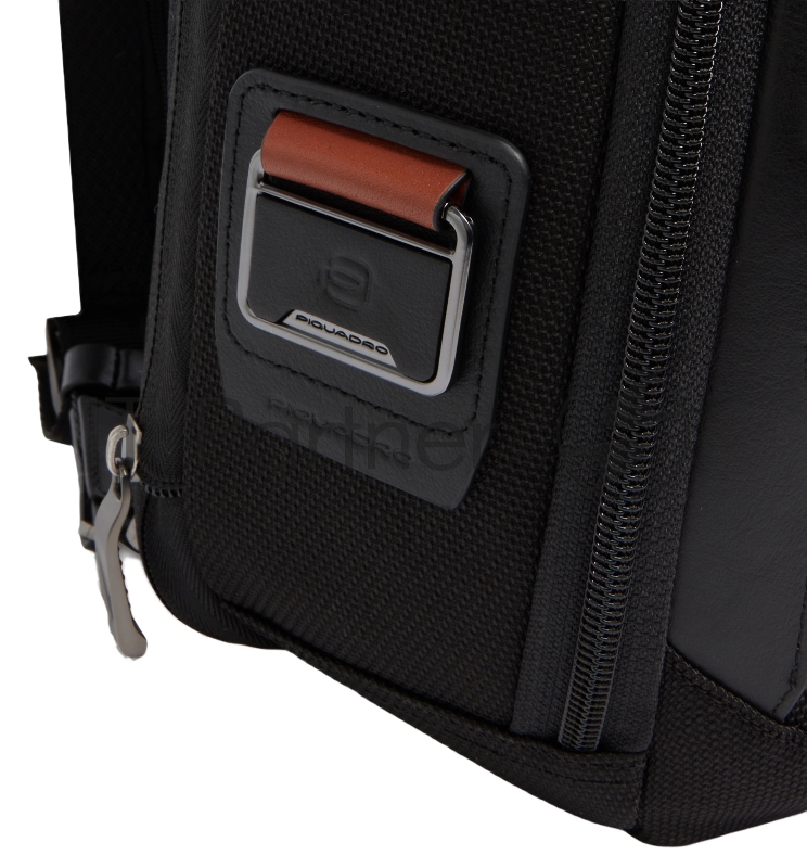 Рюкзак слинг мужской Piquadro Oberon CA7277W150/BLUS темно-синий нейлон/натур.кожа
