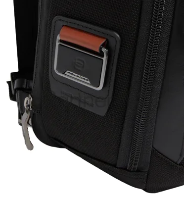 Рюкзак слинг мужской Piquadro Oberon CA7277W150/BLUS темно-синий нейлон/натур.кожа