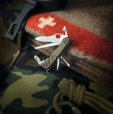 Нож перочинный Victorinox Military (0.8461.MWCH) 111мм 10функций зеленый/черный карт.коробка